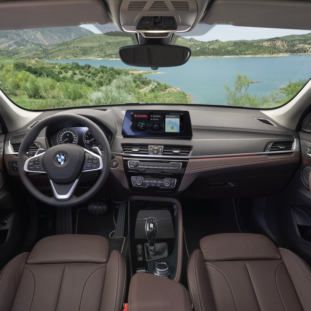 Aklınıza gelen ilk #BMW olmayabilir ama BMW X’lerinin “en çok satan”ı X1😲 Tabii ki BMW bu altın yumurtlayan tavuğu cilalamadan bırakmadı. “XL” ön ızgarası, daha pis bakan full-LED farları, yeni tamponlar, hava girişleri ve LED sis farlarıyla, maksimum sertlikte bir #BMWX1 bu💥