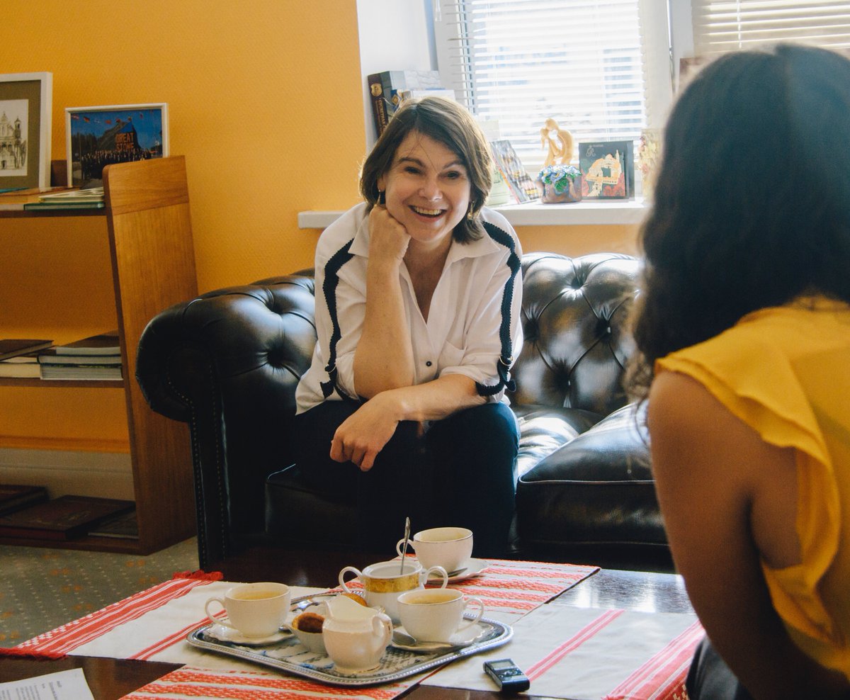 «Традиционные ценности — это муж, жена и двое детей?» – недоумевает бывший посол Великобритании в Беларуси Фионна Гибб (интервью с ней читайте в новом номере). 
Как вы считаете: традиционные ценности – это вообще что?
#большойbackstage