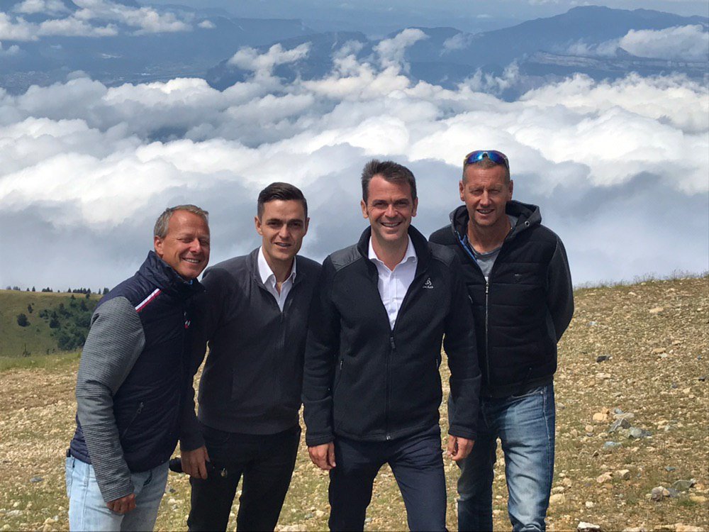 A la croix de Chamrousse (par 7°😱) avec l'équipe de la station, qui rêve et fait rêver d'un téléphérique qui relierait #Grenoble au pied des pistes ! Bon pour le tourisme, bon pour l'économie, pour pour l'environnement. 
Un projet à soutenir 👊