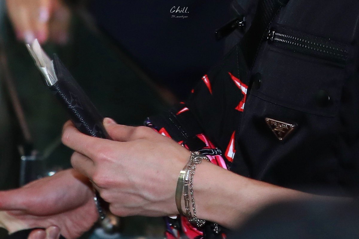 yourdimplegirl's tweet photo. น้องแจยอนใส่สร้อยข้อมือร้านนี้ตลอดเลยอ่ะ ท่าทางจะชอบมากจริง ไอจีร้านก็โพสท์รูปน้องตลอด https://t.co/ciRAkzDBKJ