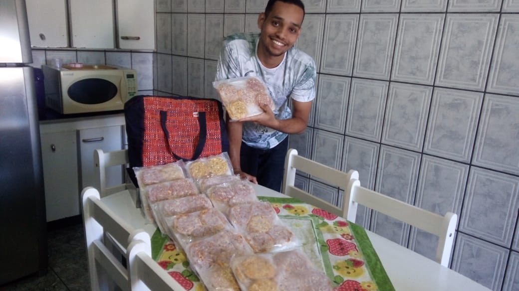 pretabelleofc's tweet photo. mores, meu amigo diogo passou em engenharia Civil na UFF de Niterói e por não conseguir uma república em conta ele resolveu vender mini pizzas pra custear a passagem de casa até Niterói todos os dias de aula. como ele não tem twitter eu vim divulgar pra ele + https://t.co/YOoccw8GOp