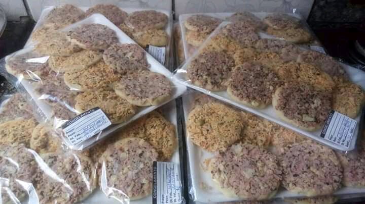 pretabelleofc's tweet photo. mores, meu amigo diogo passou em engenharia Civil na UFF de Niterói e por não conseguir uma república em conta ele resolveu vender mini pizzas pra custear a passagem de casa até Niterói todos os dias de aula. como ele não tem twitter eu vim divulgar pra ele + https://t.co/YOoccw8GOp
