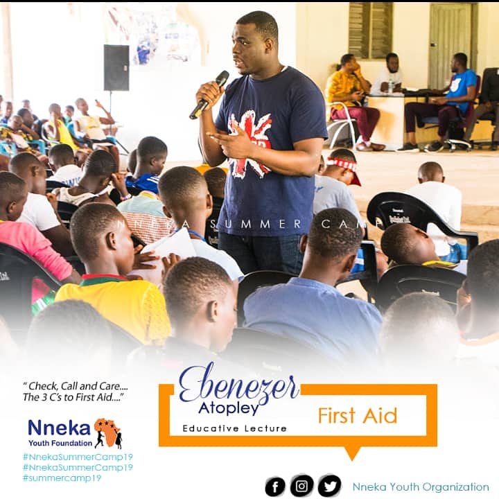 GLabNetwork's tweet photo. Supporting the annual #NnekaCamp by Nneka Youth Foundation once again. Here our member @tweetatopley touches on First Aid. #GLCommunityAction #Sci4D #FirstAid @NnekaYouthFdn @YouthNneka https://t.co/s1YR5kL3un