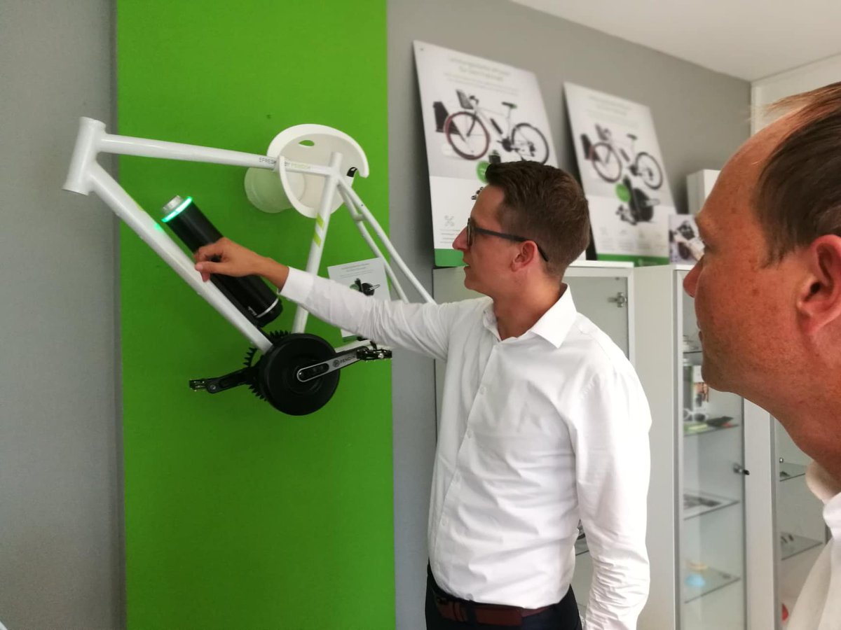 gruene_sachsen's tweet photo. Unser Spitzenkandidat @Gruen_WGuenther
ist heute bei der Pendix GmbH in #Zwickau, die eBike-Akkus für konventionelle Fahrräder produzieren. Mit den so aufgerüsteten #eBikes kann man bis zu 160 km weit elektrisch unterwegs sein.  #Rad #MobilitätDerZukunft #Verkehrswende https://t.co/9d1bbtV4SS
