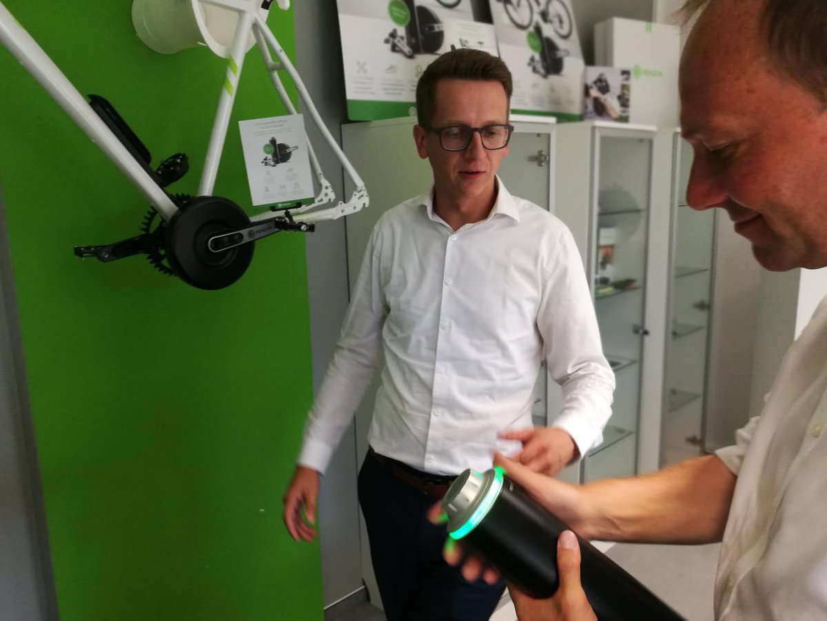 gruene_sachsen's tweet photo. Unser Spitzenkandidat @Gruen_WGuenther
ist heute bei der Pendix GmbH in #Zwickau, die eBike-Akkus für konventionelle Fahrräder produzieren. Mit den so aufgerüsteten #eBikes kann man bis zu 160 km weit elektrisch unterwegs sein.  #Rad #MobilitätDerZukunft #Verkehrswende https://t.co/9d1bbtV4SS