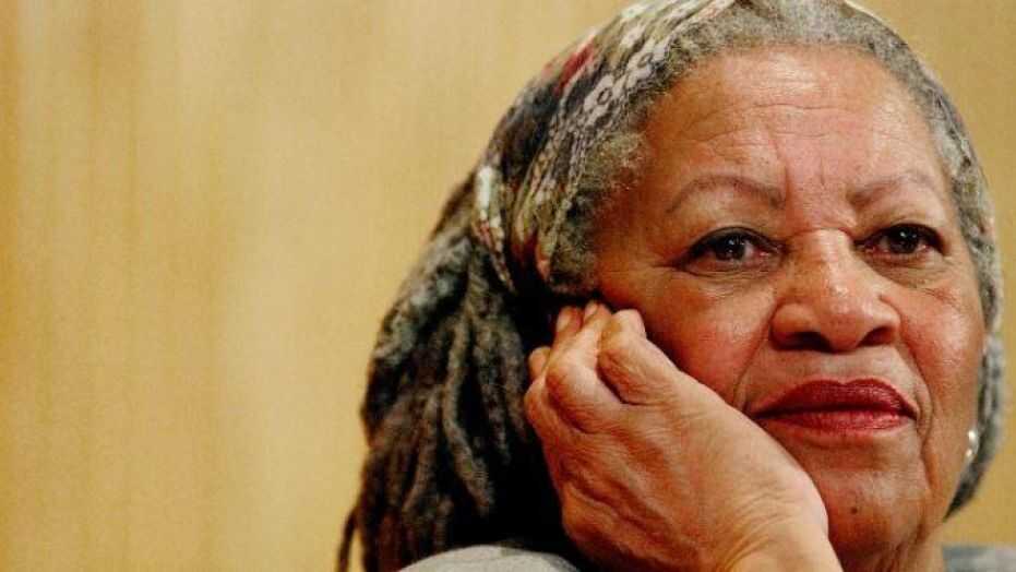 L’arte deve aprire delle porte, smontare l’illusoria convinzione che l’esistenza sia una gigantesca situation comedy. Se la vita è devastante, la letteratura deve essere altrettanto devastante.

Un'intervista d'archivio a #ToniMorrison, di Chiara Spallino

bit.ly/MorrisonIndice