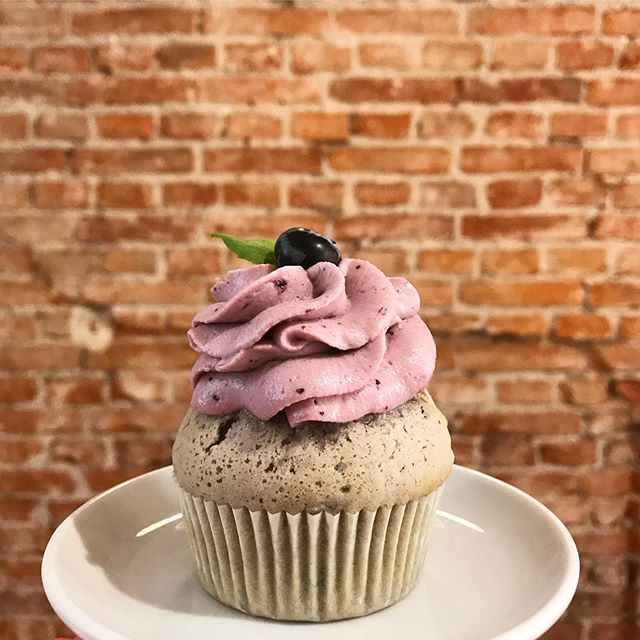 CupcakeCornerPL's tweet photo. Dzisiaj środa, a wiec w naszym menu pojawił się sierpniowy Cupcake Miesiąca - Lawendowe Love, czyli połączenie ciasta przygotowywanego na bazie lawendy i borówkowego kremu😊💕 Pychotka! 💜
#cupcakecorner #cupcakecornerbakery https://t.co/Ib5ycHQZkp https://t.co/JKW99iZQxN