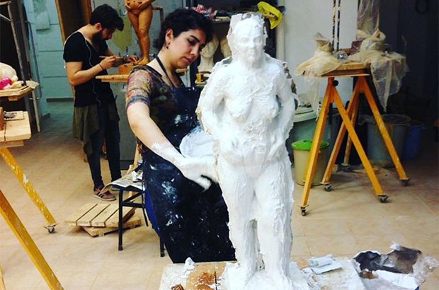 Tutuklu sanatçı Dilan Cudi’den mektup: Asla ‘ıslah’ olmayacağım. Örgüt üyesi suçlamasıyla tutuklanan ve 9 yıl ceza alan sanatçı Dilan Cûdî Saruhan, gönderdiği mektupta, ‘Özgür ruhumdan ve özgür düşüncemden vazgeçmeyeceğim ve asla ıslah olmayacağım’ dedi