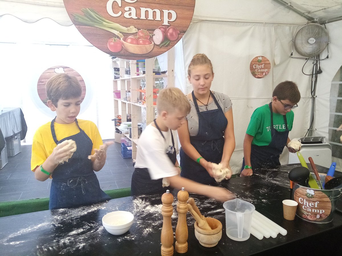 EnglishSummerSA's tweet photo. En #ESPoblet siguen las clases de baile y de cocina de los campamentos temáticos #DanceCamp y #ChefCamp. 🐸👨🍳💃 https://t.co/6OiPd76keT