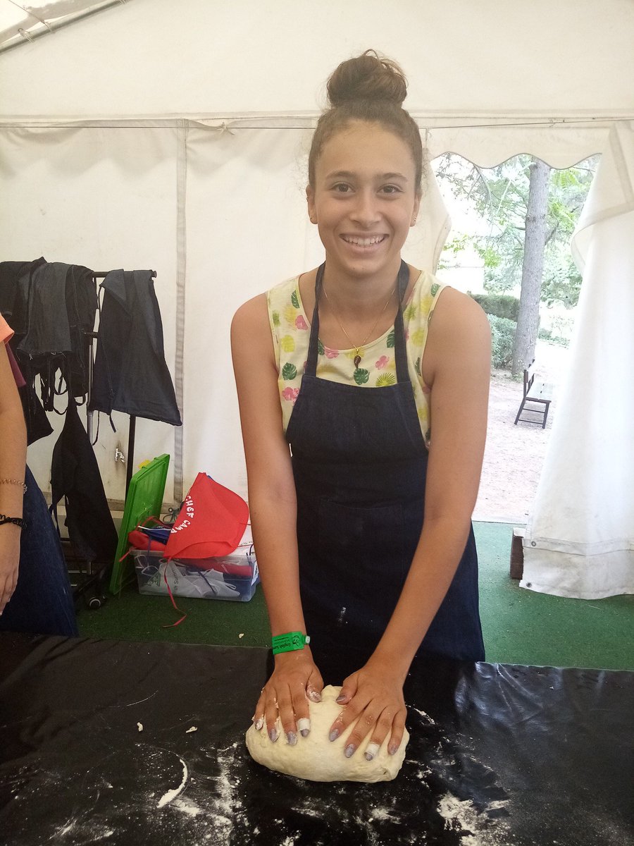 EnglishSummerSA's tweet photo. En #ESPoblet siguen las clases de baile y de cocina de los campamentos temáticos #DanceCamp y #ChefCamp. 🐸👨🍳💃 https://t.co/6OiPd76keT