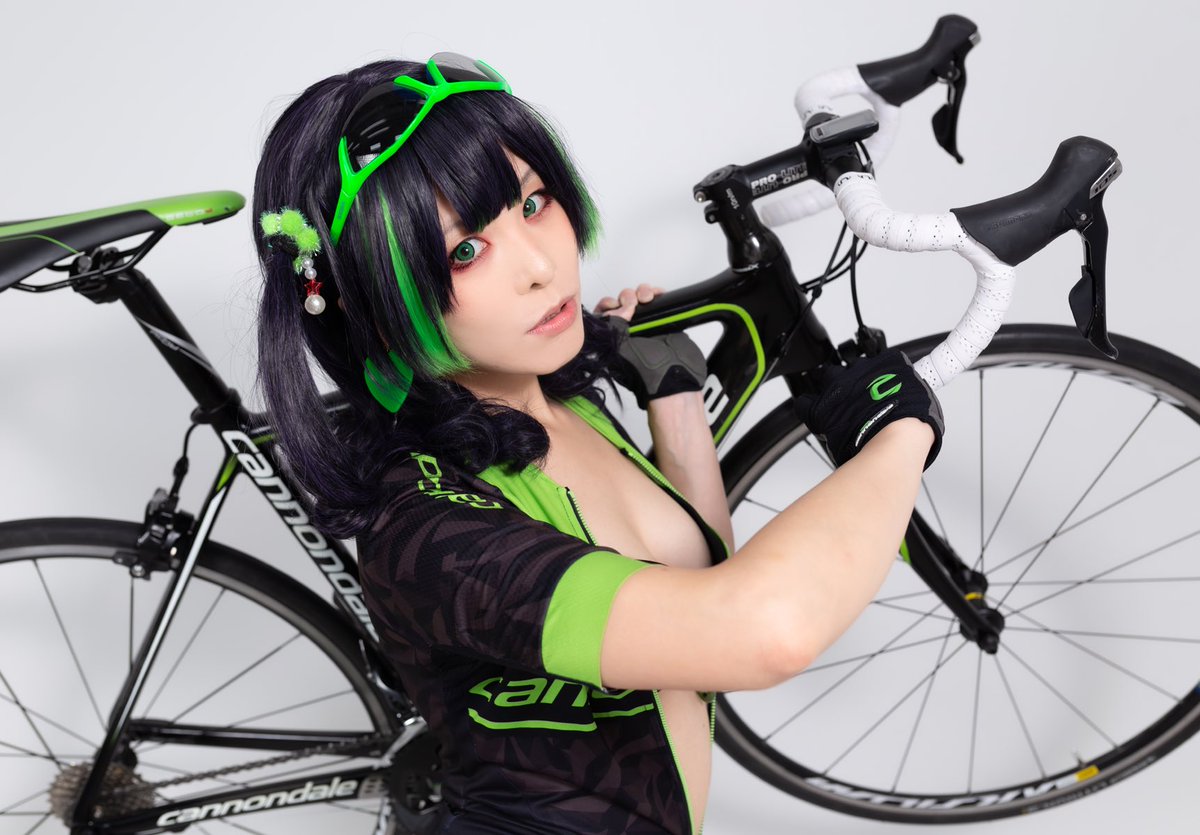 Moto 5 3手鳴の日 夏コミ4日目西あ69aにて ロードバイク擬人化コスプレ写真集出します 友達が自転車スペースに置かせてくれるので 私もキャノンデールちゃんでコスプレ売り子参加 ピナレロちゃんと2人 ギリギリのスケジュールだったけど内容こだわり