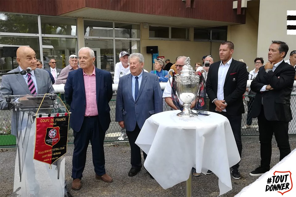 staderennais's tweet photo. [ÉVÉNEMENT]

🏆🏇 Le Prix du Stade Rennais F.C. à l'hippodrome de @VilleSaintMalo, organisé par notre partenaire @pmu, a lieu aujourd'hui ! 

En ouverture de la journée, une présentation de la @coupedefrance par @C_lhelgoualch &amp; Sylvain #Armand. 😍 https://t.co/fs9tCOk5xq