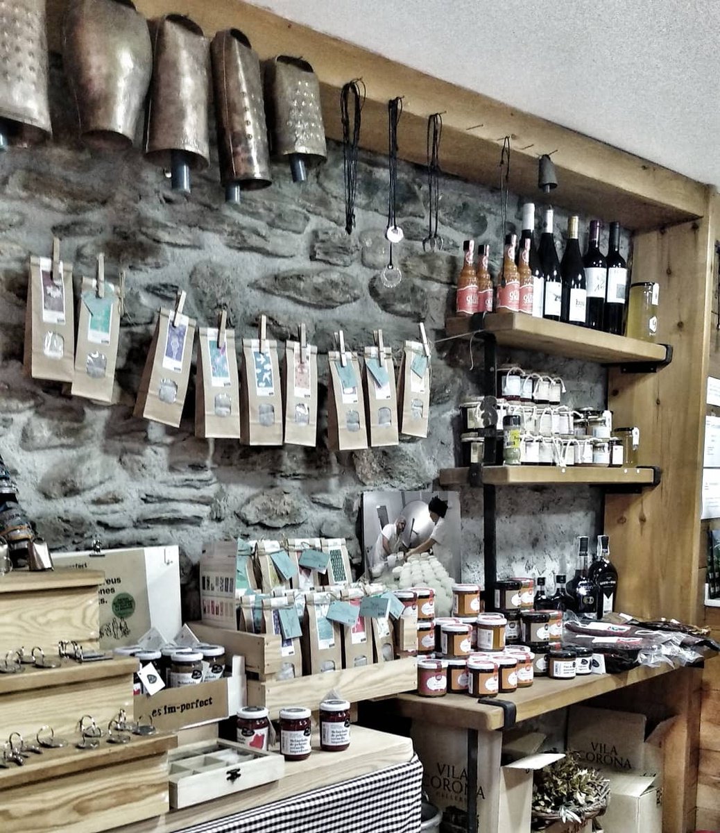 Cuinateca's tweet photo. Quan els formatges artesans es fan de forma tradicional, manual i dins de casa es fan valorar. @formatgeria_montsen_depallars molt interesant la explicació dels #formatges .
@pallarssobiratourism @turisrialp #formatgesartesans #cuina #productesdelaterra #queso #cheesse https://t.co/FfKQUmgvpa