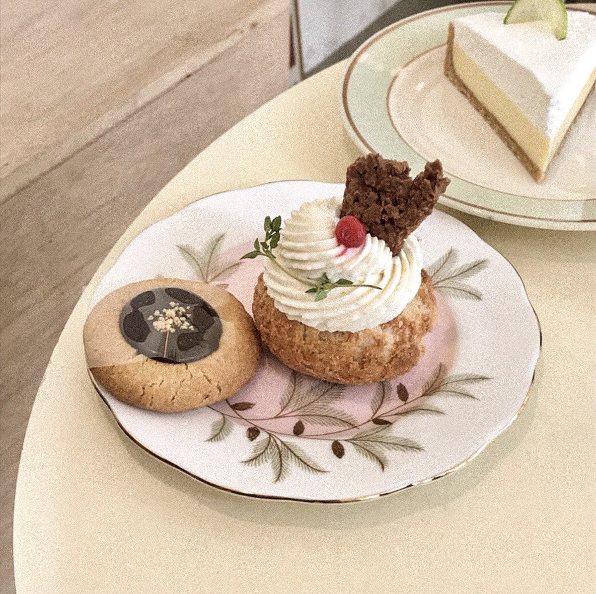 Originallims's tweet photo. Mybutterdream🍰
: คาเฟ่โทนครีมย่าน korea uni. สีร้านจะตกแต่งแนวอุ่นๆครีมๆน่ารักมากก มีทั้งdessert/drinks รสชาติใช้ได้เลย ใครยืนหนึ่งเรื่องคุมโทนไม่ควรพลาด!!
📍 Anam exit1 https://t.co/77FXpdcKoM
⏱เปิด wed-sat
#Originallim #รีวิวเกาหลี #คาเฟ่เกาหลี #อร่อยบอกต่อ @Review_korea https://t.co/JzzCJRpVm0