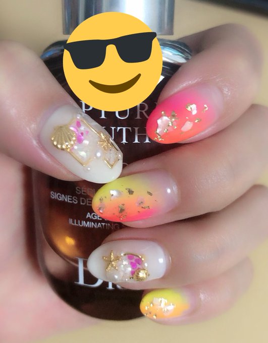 ただただ、自分の好みゴリ押しの派手ネイルにしてもらってきた😊✌️ 