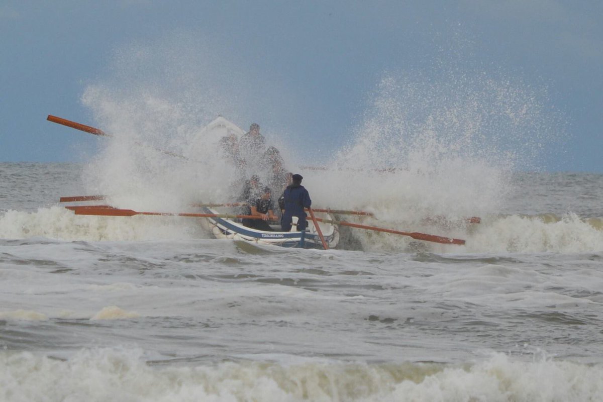 oelavans's tweet photo. Morgenavond half 8 bij West aan Zee, lancering paarden roeireddingboot. Zoals het nu lijkt kunnen we weer zo een spectaculaire branding verwachten met veel branding. https://t.co/E3lAlNv8hr