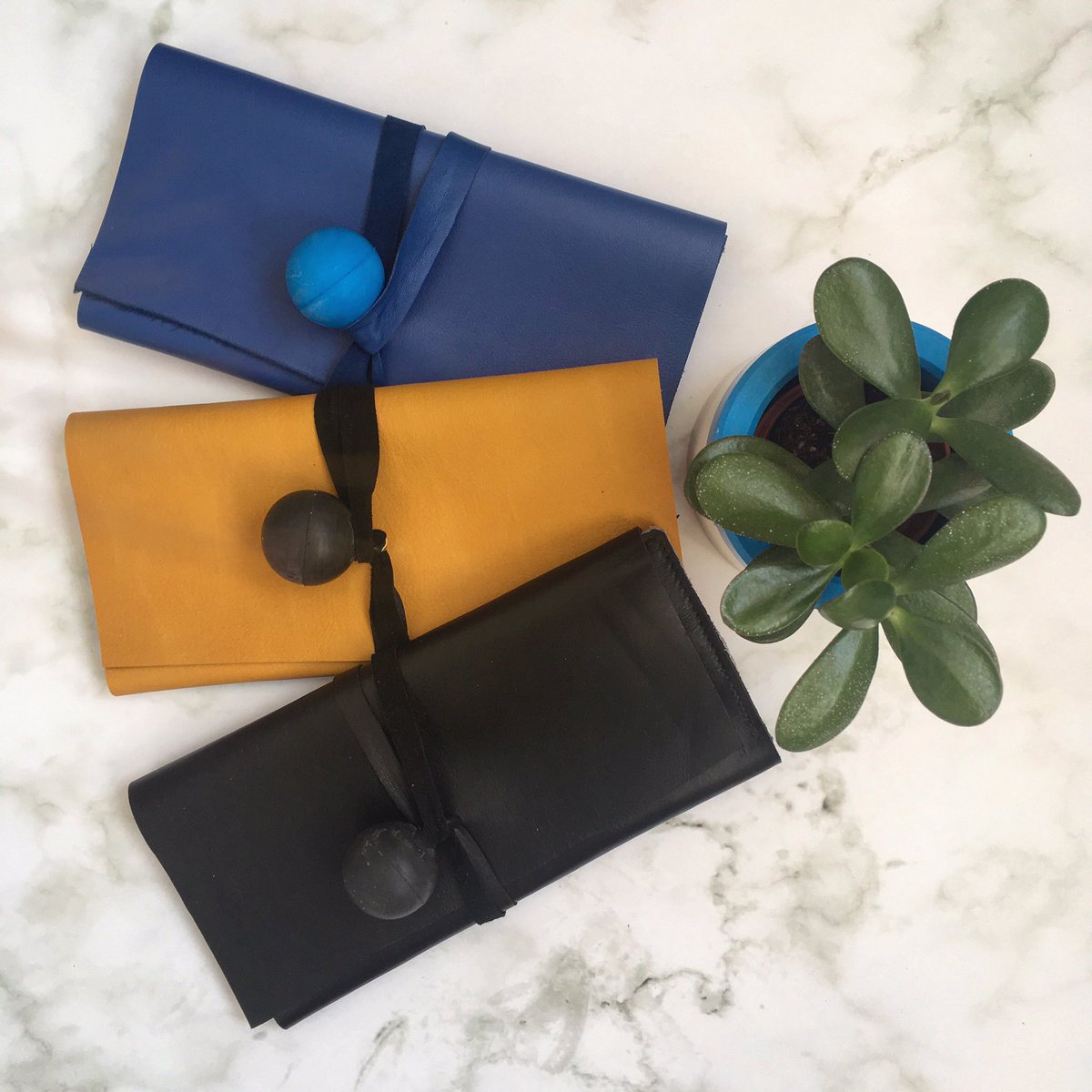 romy_design's tweet photo. Favourite product of ours at the moment - leather wrap wallets with jesmonite ball fixtures
.
Zip compartment for coins - Card sections for all those loyalty cards - Sleeves for receipts 
.
All handmade by us using ethically sourced leather 👍🏻

#romydesign #maker #designer https://t.co/WzIoL27oiD