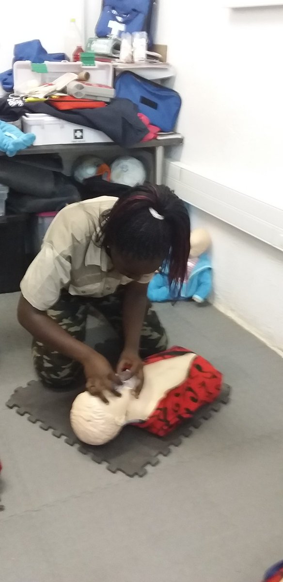 Sbu_20's tweet photo. #Economyofwildlife. First aid.@GwfOnline https://t.co/Tad4uM92X4