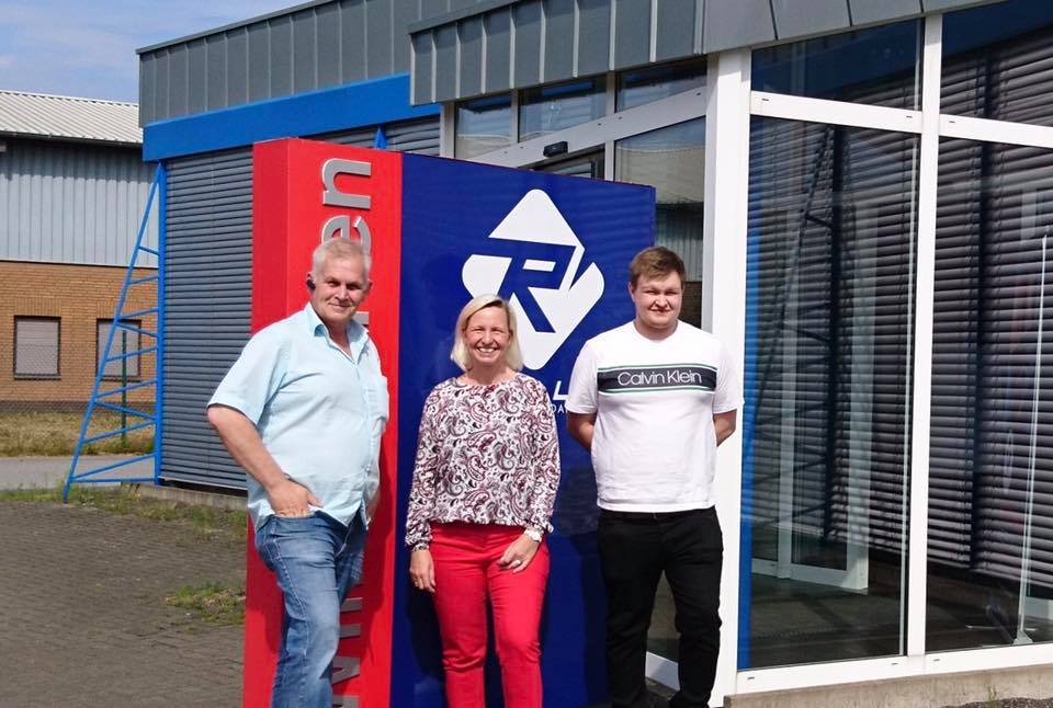 Rapid_Lan's tweet photo. Am Montag, dem 05.08.2019 hat uns die Bürgermeisterin von Velen, Frau Dagmar Jeske vor Ort im Rapid Lan Haus besucht.

Wir freuen uns sehr, dass die Stadt Velen so Gaming &amp; eSport begeistert ist.

Einen Artikel dazu gibt es auch: 
https://t.co/WRpu1gW7wa

#lanparty #velen #gaming https://t.co/6kCM206Xt6