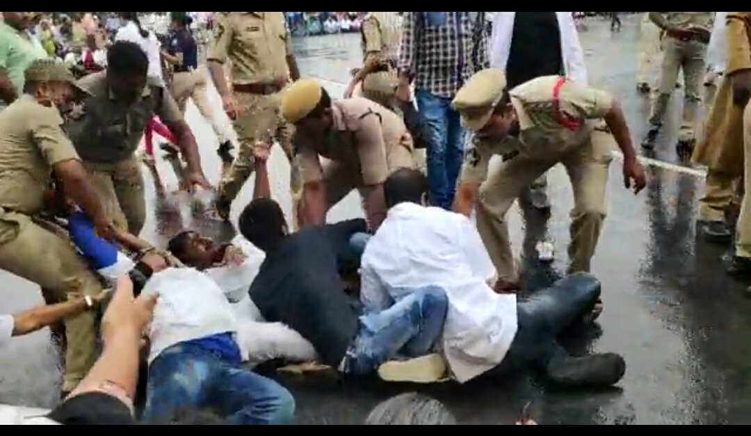 HoonJunoon's tweet photo. When we raise Voice on social media,its still virtual silence
When we raise real voice,its considered nonsense
A police whose job is to maintain peace also uses violence
A doctor whose job is to save
Never will ever use it to kill humans
The govt wants quacks
And that's so insane https://t.co/Vxjh7zQhzB