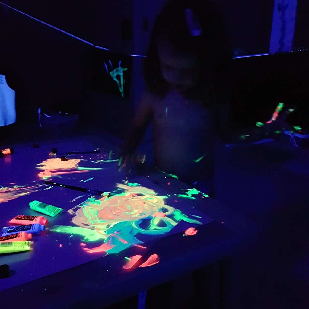 cosetesdnores's tweet photo. #DimecresDeVacances: Pintar en la foscor
.
Una proposta d'interior que tenia reservada per les #vacances: pintar en la #foscor amb #llumnegra i #pinturafluorescent
.
#cosetesdenores #criança #interior #joc #art #ciencia… https://t.co/vVoqdEgZwl https://t.co/6BG7dGBpVT