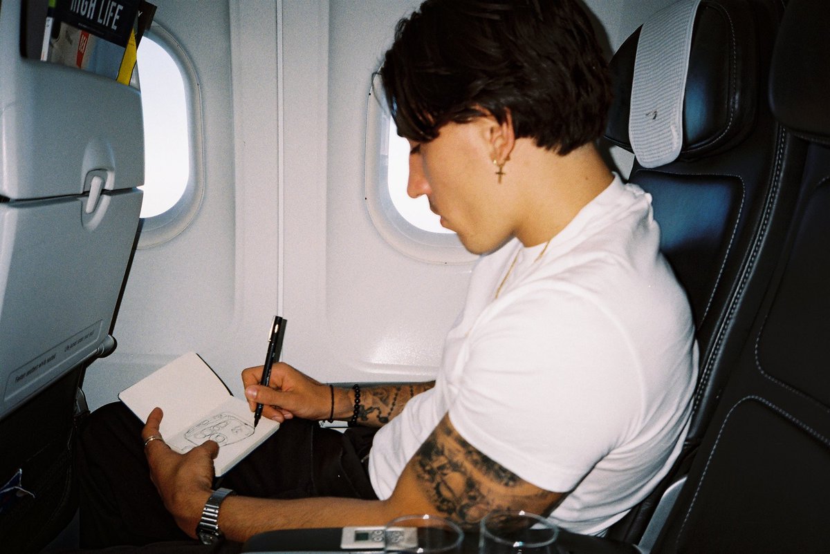 HectorBellerin's tweet photo. In flight pastime ✍🏼 https://t.co/dZSpagpotq