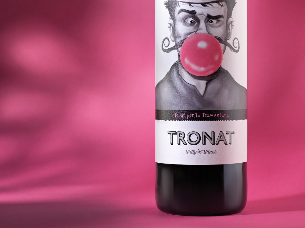 aribau1964's tweet photo. Harmoniós, magnànim, distingit... així és el nostre #Tronat. Un vi ideal per acompanyar carns vermelles, plats de caça o guisats contundents. Siguis de blanc o de negre, amb el Tronat tindràs dues propostes vinícoles diferents i, per descomptat, tocades per la Tramuntana. 🤪🤪 https://t.co/tf7JKkuGYP