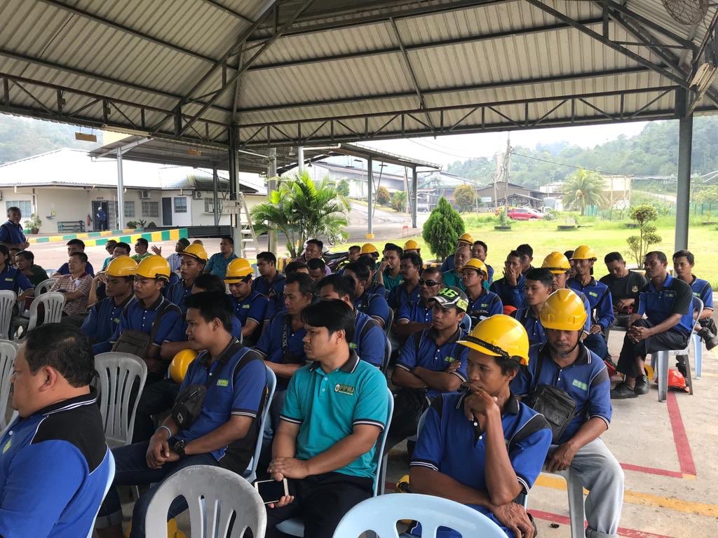 unclebat123's tweet photo. 3R Troopers @swmenvironment hari ini mempromosikan amalan Pengasingan Sisa Pepejal di Punca (PSDP)&amp;aktiviti kitar semula bersama pekerja di Kilang Sawit Pertubuhan Peladang Negeri Johor (PPNJ),Kahang,Johor

Semoga perkongsian ini dapat dipraktikkan bersama dalam menjaga bumi kita https://t.co/drDPTbuiPJ