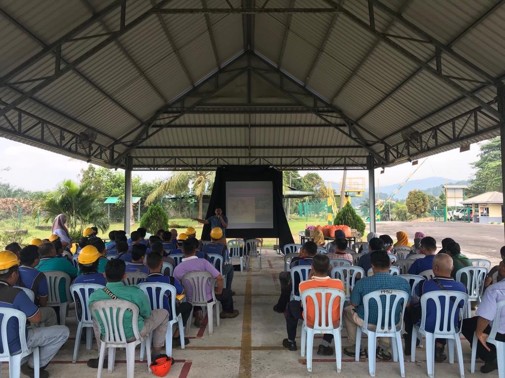 unclebat123's tweet photo. 3R Troopers @swmenvironment hari ini mempromosikan amalan Pengasingan Sisa Pepejal di Punca (PSDP)&amp;aktiviti kitar semula bersama pekerja di Kilang Sawit Pertubuhan Peladang Negeri Johor (PPNJ),Kahang,Johor

Semoga perkongsian ini dapat dipraktikkan bersama dalam menjaga bumi kita https://t.co/drDPTbuiPJ