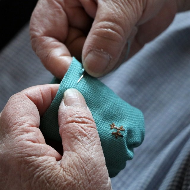 中川政七商店 一つひとつ手作りでつくっている 鹿の家族 のお手玉 小ぶりでやわらかな 手ざわりのソフトリネンに小さく親鹿 子鹿の刺繍を施しています お片付け用に白い無地の巾着がついているのでお子様でもしまいやすく お部屋に置いていても目につき