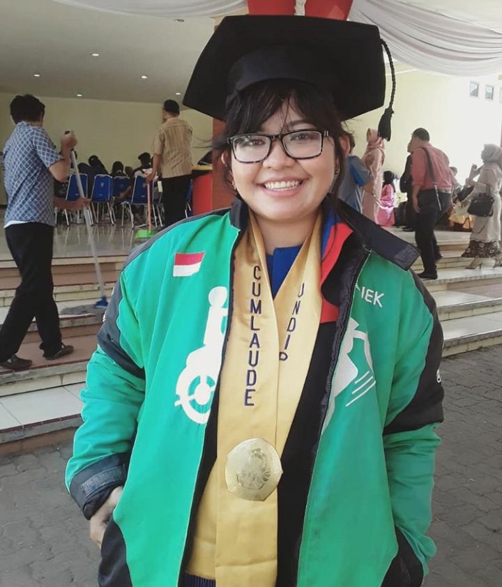 Hari ini Undip wisuda, trus dri sekian banyak foto wisudawan/ti yg rame di tl, ini satu2nya foto yg bikin gue merinding. 
Lemme intoduce you. Namanya lele, Junior gue anak FH undip. Dri semester 5 udah ngegojek sampe dia lulus hari ini.