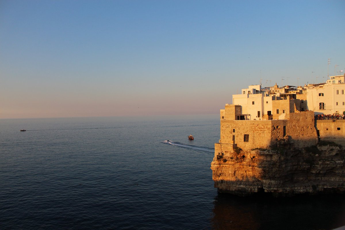 "Le #immagini possono creare un legame forte, di tipo emozionale, tra lo spettatore e il #mondo narrato". 
E Polignano a Mare può regalare tante emozioni. 🌊