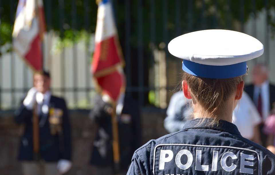 tobtsch's tweet photo. Nach einem Polizeieinsatz in Nantes stirbt ein junger Mann. Die versprochene transparente Aufarbeitung ist eine Farce. https://t.co/vqu1624jq4 https://t.co/DQhGLxpsXr