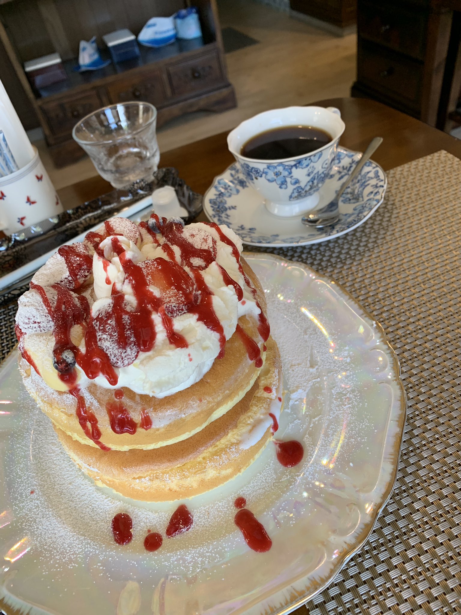 マリンママ またもや 桃パフェ パンケーキ 食べに行った 桃の量が 凄かった 桃 ももパフェ ぱんけーき あさぎや