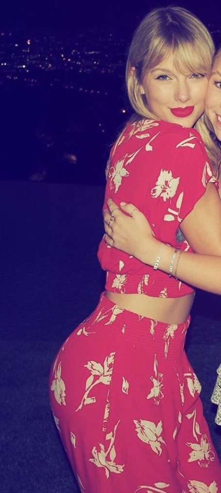 deluxetaylena's tweet photo. Taylor is the cutest i wanna cry https://t.co/Ra582Dmt1P