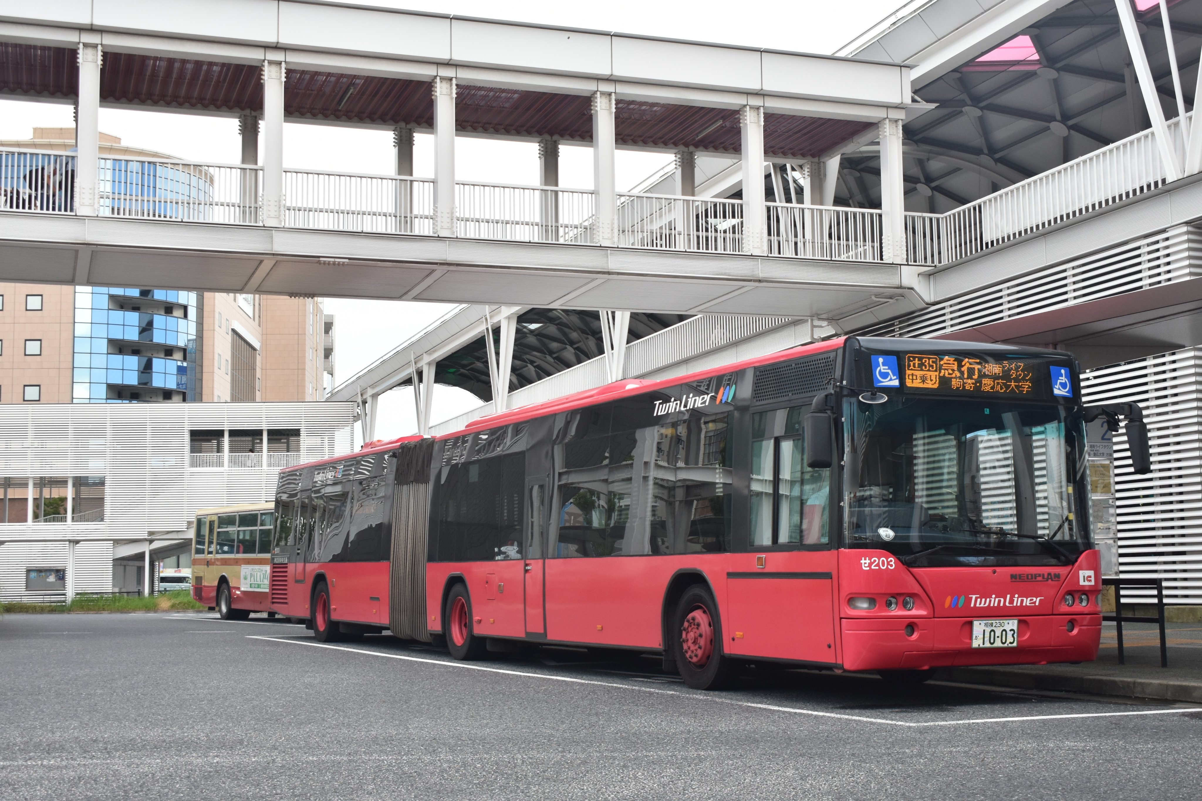 NEOPLAN ネオプラン 1/80 提げる Twin Liner 神奈川中央交通