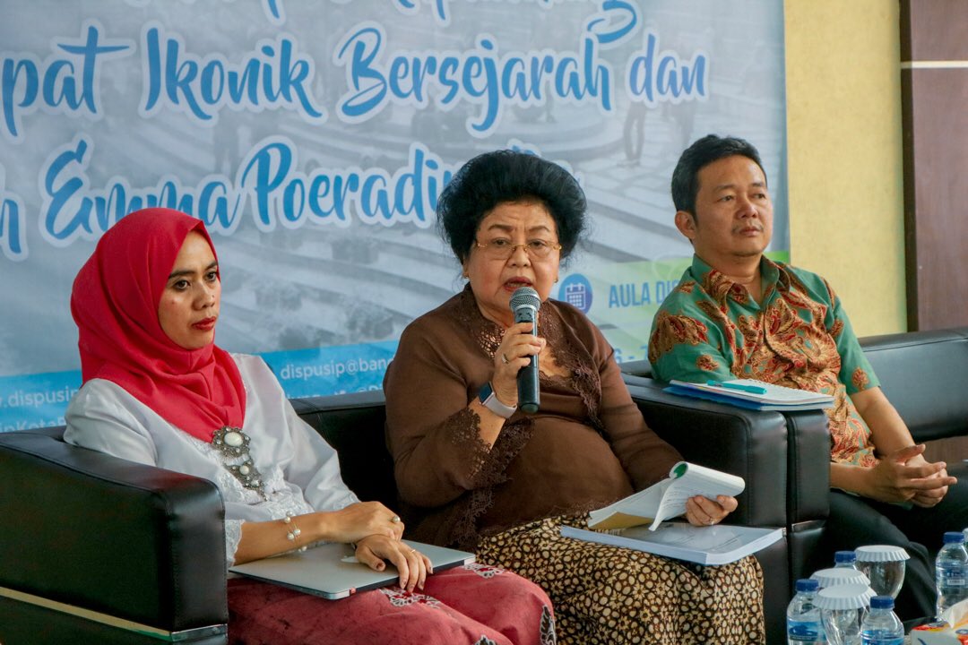 bdgdisarpus's tweet photo. Acara hari kedua Forum Group Discussion Kearsipan dengan Tema “Penelusuran Arsip Tokoh Emma Poeradiredja” 7 Agustus 2019. https://t.co/7JJ4YSYPdQ