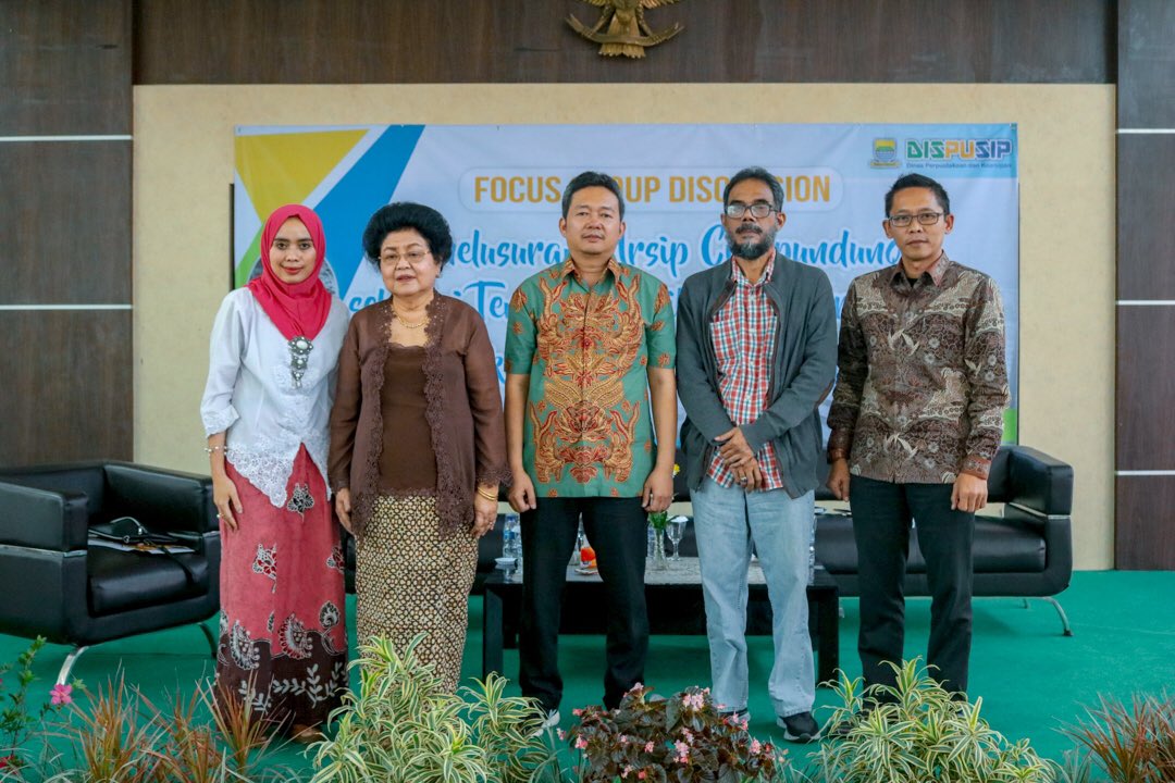 bdgdisarpus's tweet photo. Acara hari kedua Forum Group Discussion Kearsipan dengan Tema “Penelusuran Arsip Tokoh Emma Poeradiredja” 7 Agustus 2019. https://t.co/7JJ4YSYPdQ