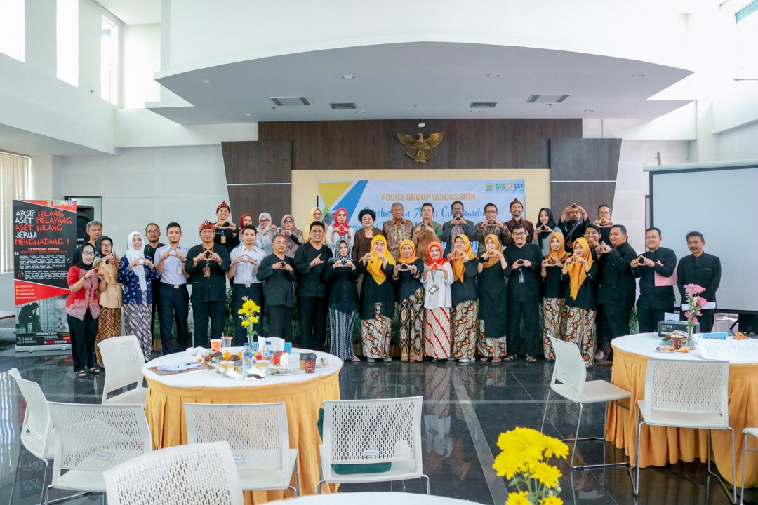 bdgdisarpus's tweet photo. Acara hari kedua Forum Group Discussion Kearsipan dengan Tema “Penelusuran Arsip Tokoh Emma Poeradiredja” 7 Agustus 2019. https://t.co/7JJ4YSYPdQ