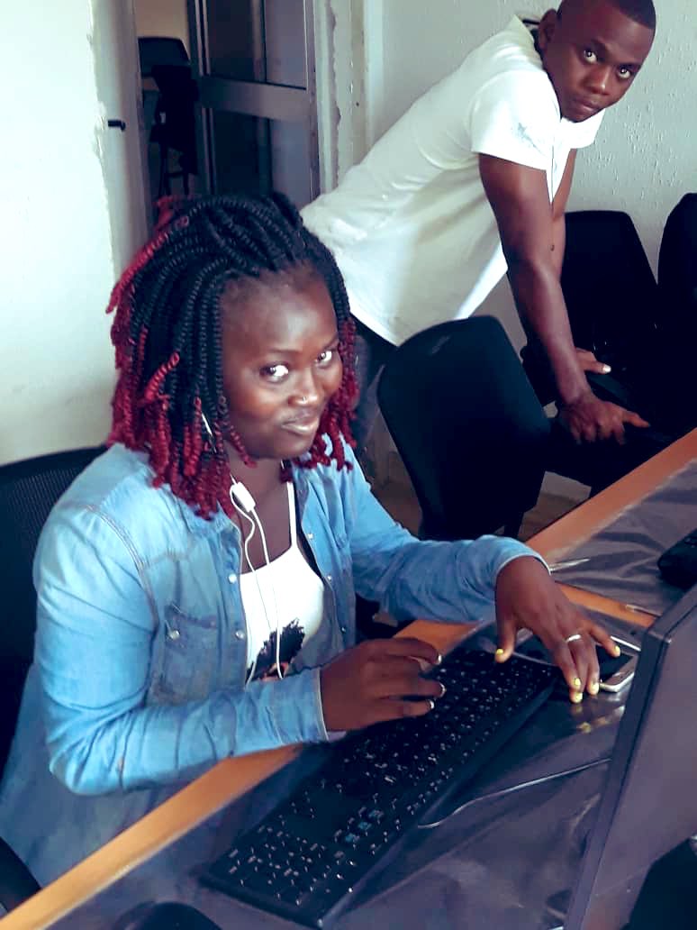 MsBintaDiallo's tweet photo. Pas de vacances pour les joueuses de #FootforChange. Elles profitent des vacances scolaires pour se perfectionner en anglais et en informatique 🙌🏿😊
#SMBWinning https://t.co/1sYWhMcJqY