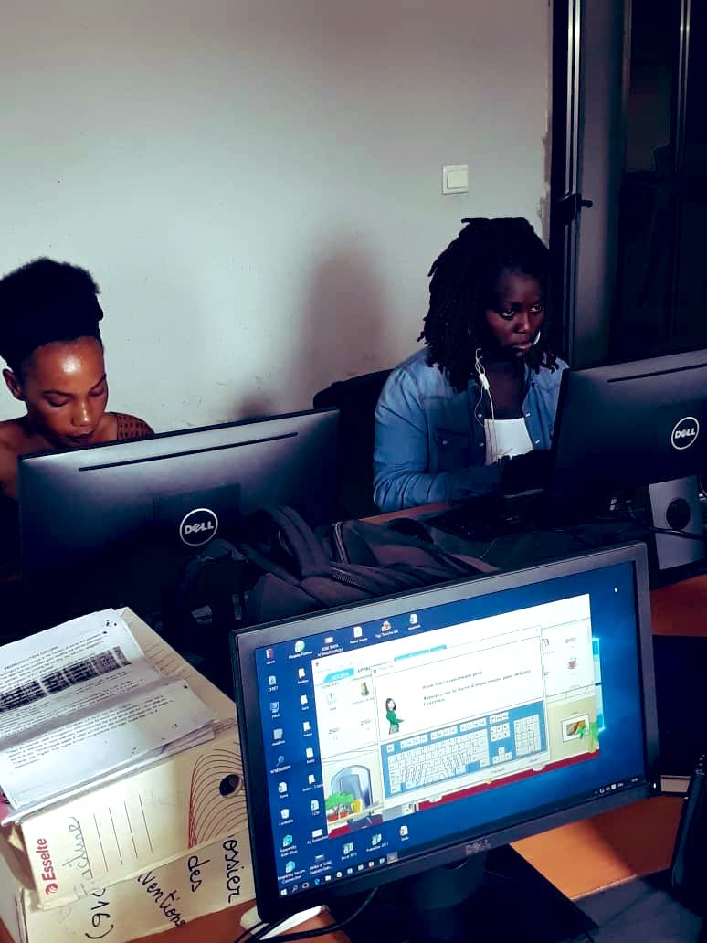 MsBintaDiallo's tweet photo. Pas de vacances pour les joueuses de #FootforChange. Elles profitent des vacances scolaires pour se perfectionner en anglais et en informatique 🙌🏿😊
#SMBWinning https://t.co/1sYWhMcJqY