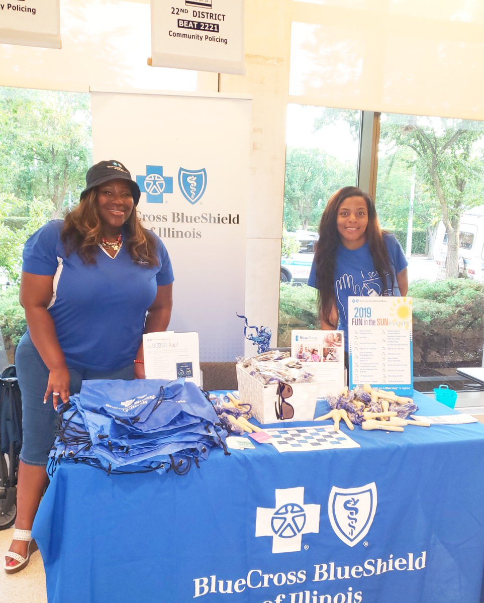 LmarieAsad's tweet photo. The @ChicagoCAPS22
#NationalNightOut event promoted safe neighborhoods, featured delicious food, raffles and activities for the entire family. Staff volunteers from @BCBSIL joined the fun by providing health literacy information & giveaways for all ages. #NNO2019 💙 #BlueCorpsIL https://t.co/xCPPjUkY4a