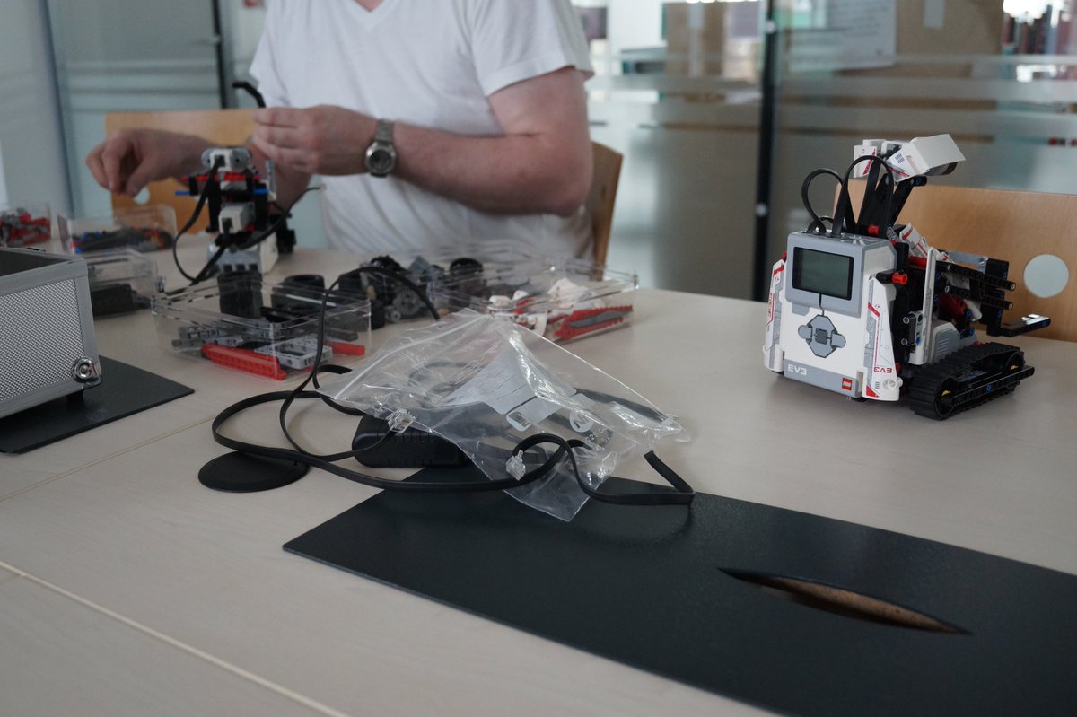 MMMediatheque's tweet photo. Notre médiateur numérique prépare la rentrée électronique et robotique. Pour voir le résultat final et/ou participer, rendez-vous en septembre. https://t.co/gewnKR0c9n