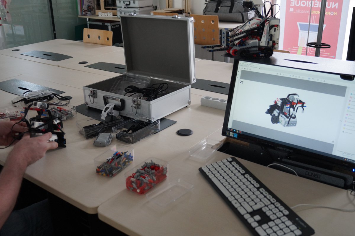 MMMediatheque's tweet photo. Notre médiateur numérique prépare la rentrée électronique et robotique. Pour voir le résultat final et/ou participer, rendez-vous en septembre. https://t.co/gewnKR0c9n