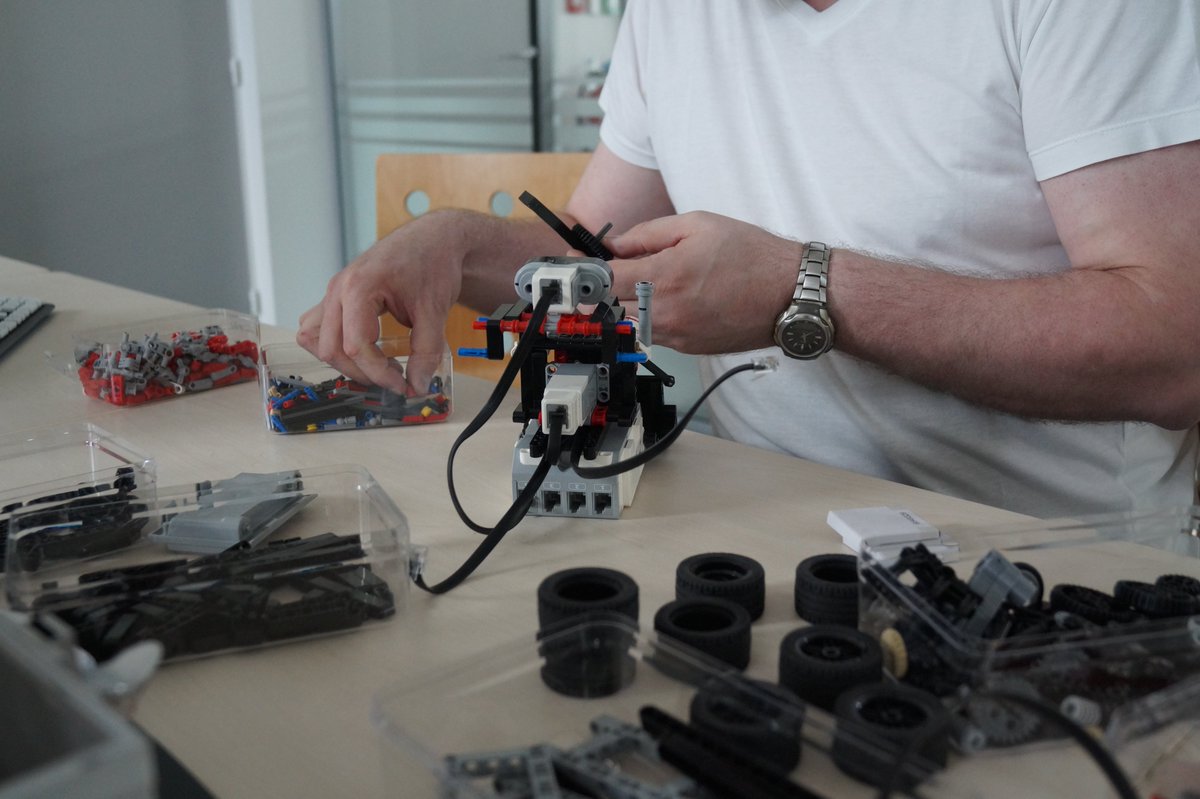 MMMediatheque's tweet photo. Notre médiateur numérique prépare la rentrée électronique et robotique. Pour voir le résultat final et/ou participer, rendez-vous en septembre. https://t.co/gewnKR0c9n