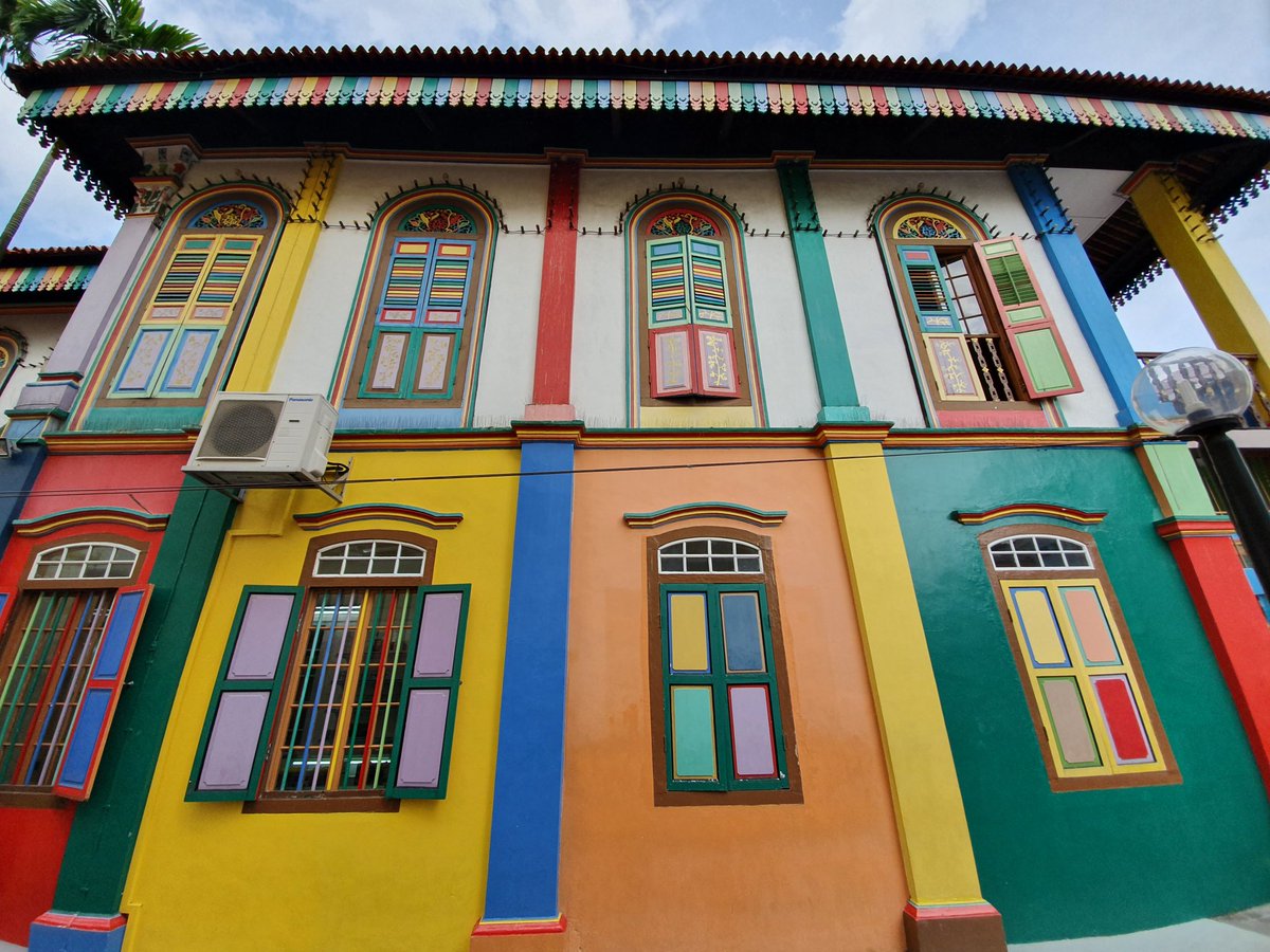 BackstreetNomad's tweet photo. Such fun colours at Tan Teng Niah House in Little India. Followed by a delicious butter chicken next door. #flysq #squadsq @singaporeair https://t.co/zCf2KswLVb