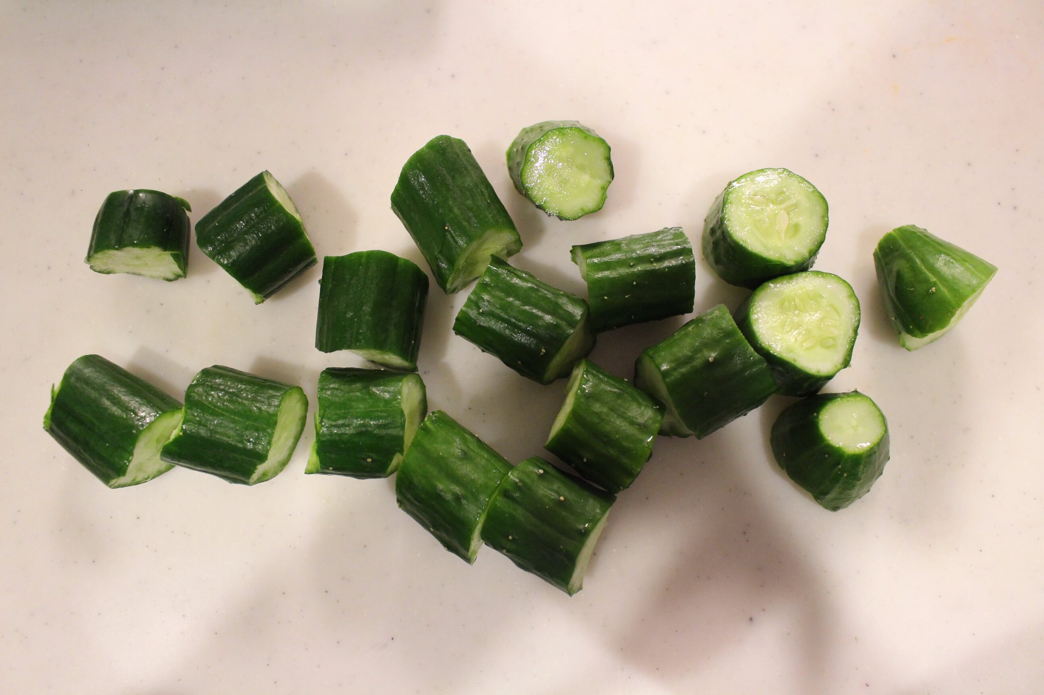 つくりおき食堂まりえ 大量消費におすすめ 切って漬けるだけ 子供が喜ぶキュウリの漬物 きゅうり3本は2センチに切りポリ袋に入れ 砂糖 醤油 酢 焼肉のタレを各大さじ2入れ袋の上から手で揉み10分漬けて完成 塩辛くないので小さい子も食べられ つくりおき食堂まりえ 大量消費におすすめ 切って漬けるだけ 子供が喜ぶキュウリの漬物 きゅうり3本は2センチに切りポリ袋に入れ 砂糖 醤油 酢 焼肉のタレを各大さじ2入れ袋の上から手で揉み10分漬けて完成 塩辛くないので小さい子も食べられ
