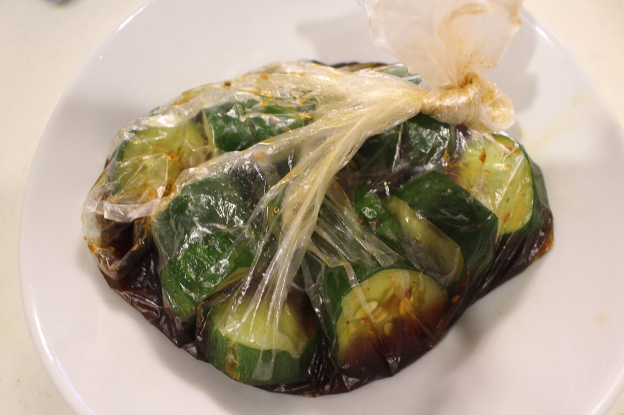 つくりおき食堂まりえ 大量消費におすすめ 切って漬けるだけ 子供が喜ぶキュウリの漬物 きゅうり3本は2センチに切りポリ袋に入れ 砂糖 醤油 酢 焼肉のタレを各大さじ2入れ袋の上から手で揉み10分漬けて完成 塩辛くないので小さい子も食べられ つくりおき食堂まりえ 大量消費におすすめ 切って漬けるだけ 子供が喜ぶキュウリの漬物 きゅうり3本は2センチに切りポリ袋に入れ 砂糖 醤油 酢 焼肉のタレを各大さじ2入れ袋の上から手で揉み10分漬けて完成 塩辛くないので小さい子も食べられ