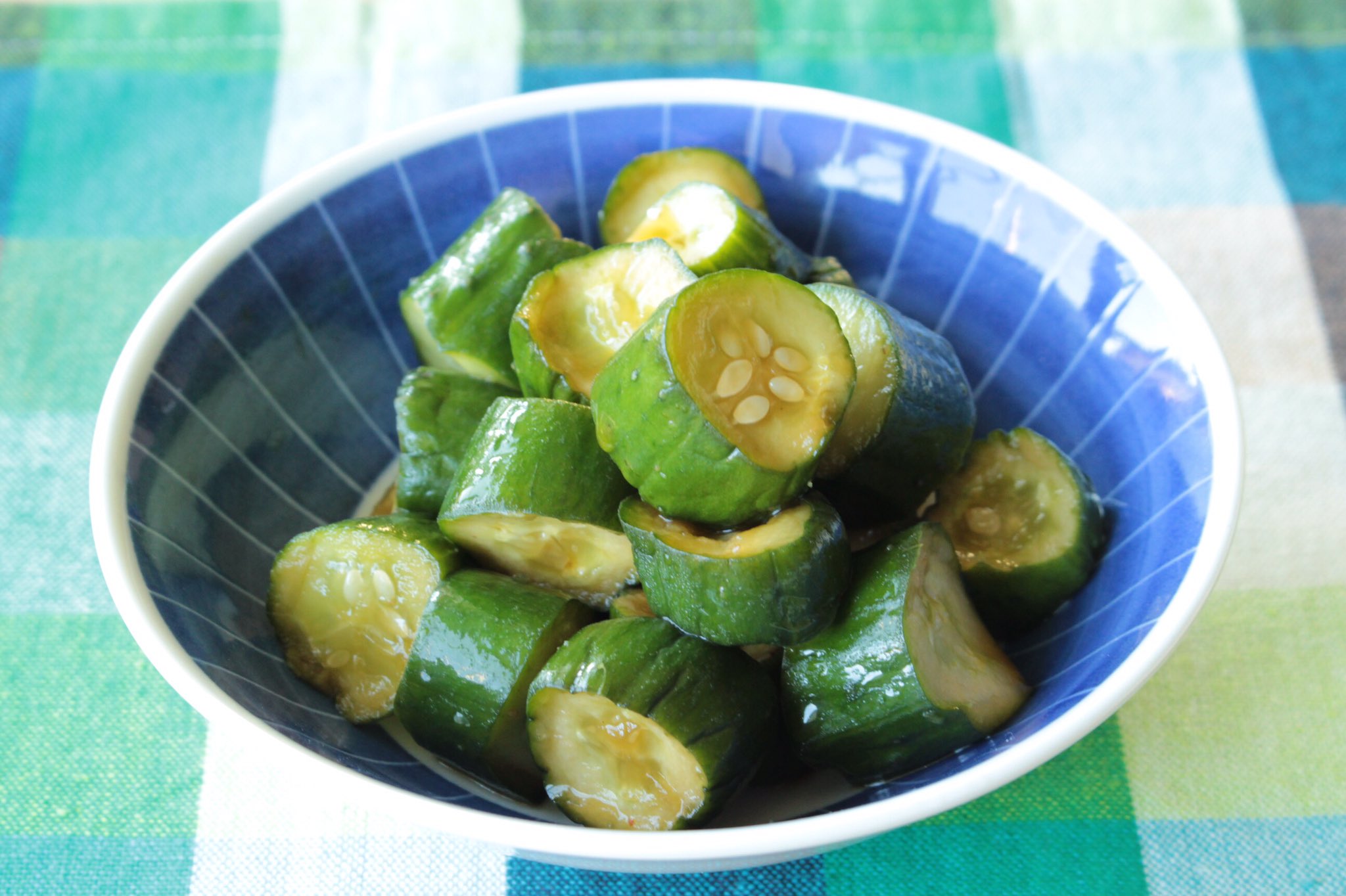 つくりおき食堂まりえ 大量消費におすすめ 切って漬けるだけ 子供が喜ぶキュウリの漬物 きゅうり 3本は2センチに切りポリ袋に入れ 砂糖 醤油 酢 焼肉のタレを各大さじ2入れ袋の上から手で揉み10分漬けて完成 塩辛くないので小さい子も食べられ