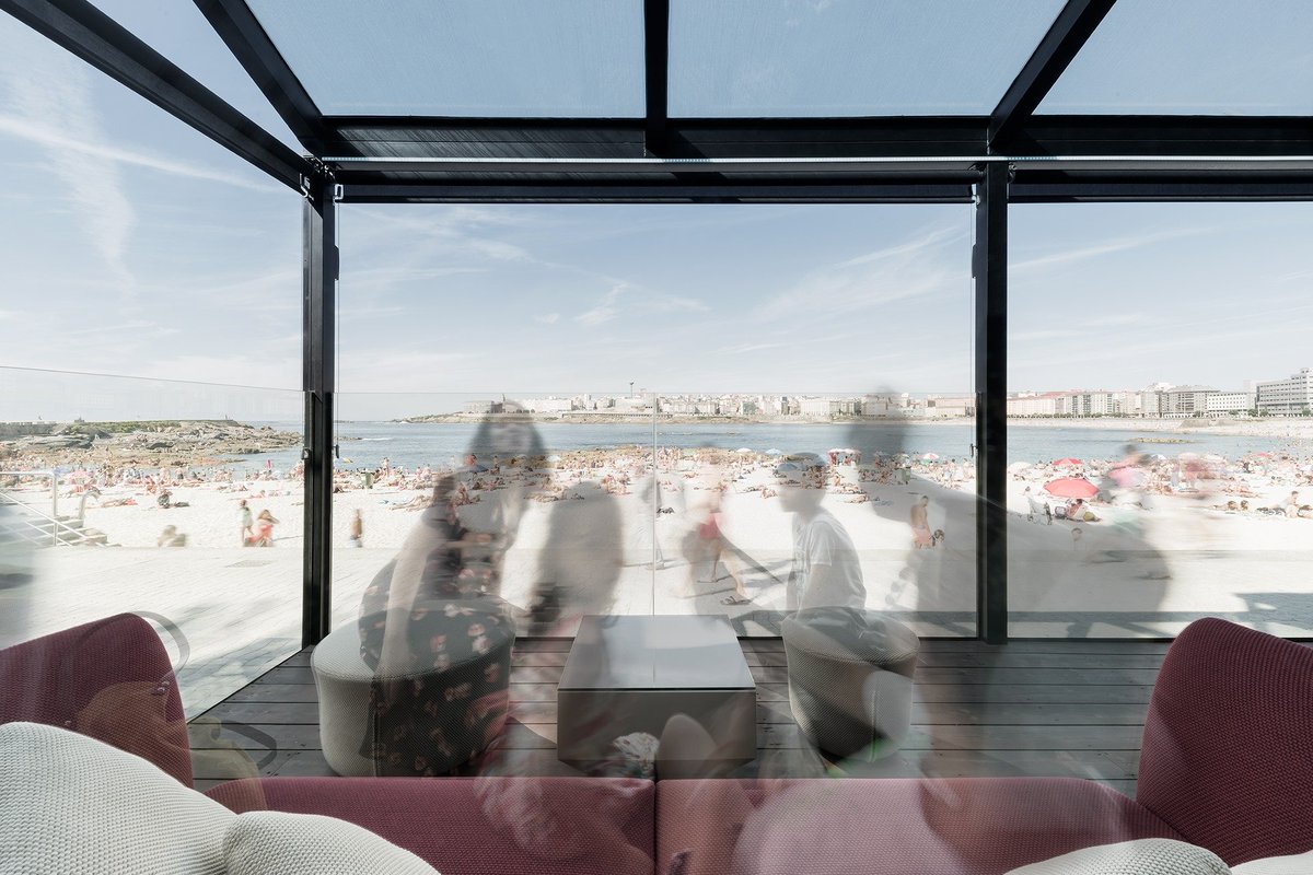 Play it SUAVE 🌅🌊

📌La exclusiva terraza de #AndenBeachClub ubicada en #ACoruña 
📌A exclusiva terraza do  #AndenBeachClub sita en #aCoruña

👉vondom.com/collections/su…

🧠By  <a href="/wanderswonders/">Marcel Wanders studio</a> &amp; <a href="/VONDOMSpain/">Vondom | Outdoor Furniture</a>

#SUAVEcollection
#outdoorliving #outdoorlife #sofa #plants #design